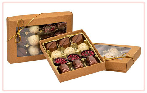 Chokladpraliner 12 st i olika smaker och färger. Brun ask med rosett. 