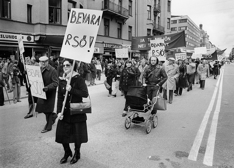 En svartvit bild som visar en demonstrationståg på Drottninggatan i Örebro.