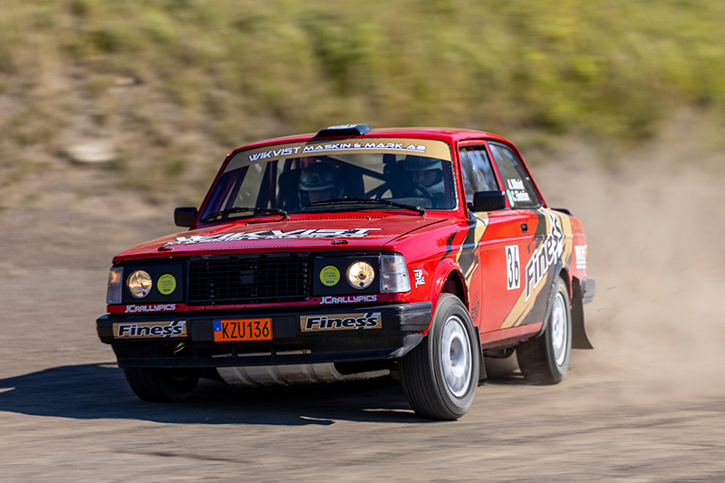 Rallybil sladdar genom en kurva