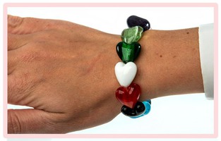 Armband med hjärtformade glaspärlor