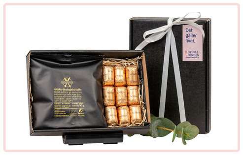 Påse med ekologiskt bryggkaffe och nio st chokladpraliner.