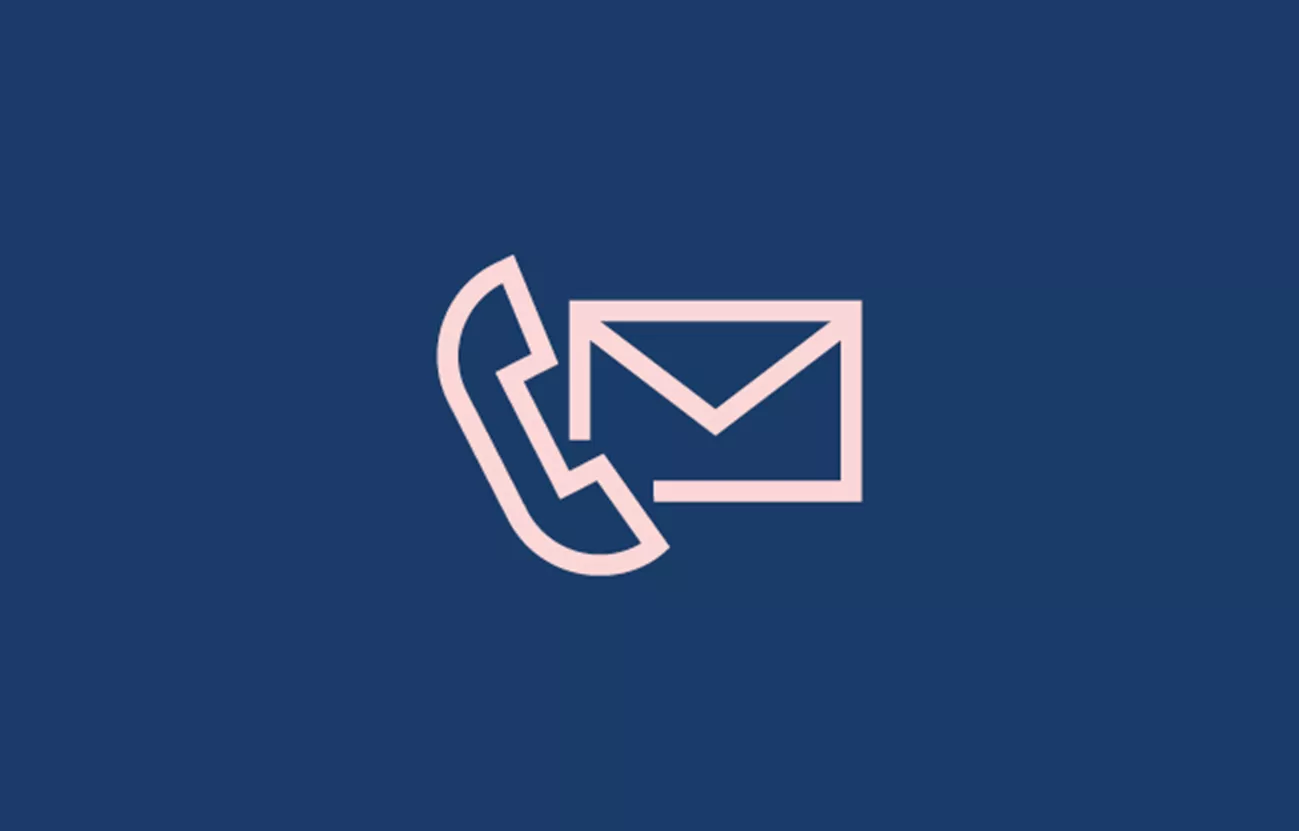 Blå bakgrund med illustration av en telefonlur och ett kuvert.