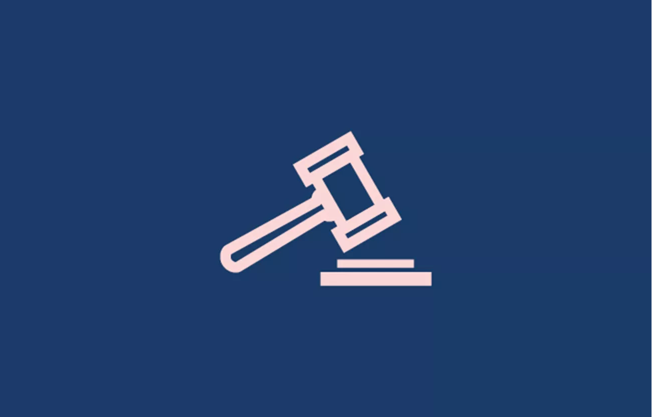 Blå bakgrund med en illustration av  en ordförandeklubba.